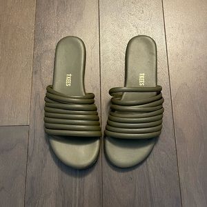 TKEES Caro Sandal in Olive Green Size 7